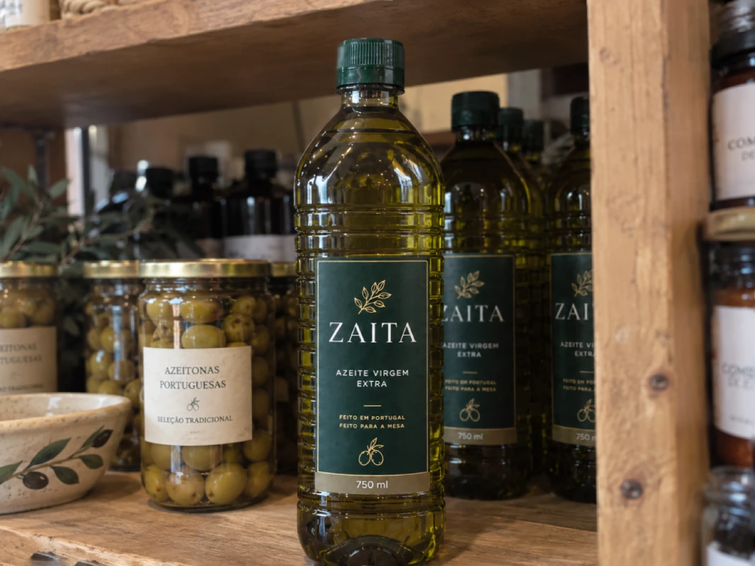 Garrafa ZAITA de 750 ml na prateleira entre azeites e azeitonas.